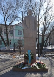 В Петропавловске установлен памятник Жумабеку Ташенову