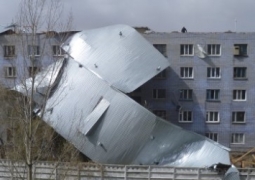 В результате урагана в Жамбылской области пострадало 16 административных зданий и 8 многоквартирных жилых домов