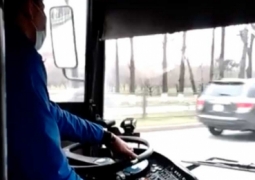 В Алматы водитель автобуса дал "порулить" кондуктору, пока сам был занят телефоном (ВИДЕО)