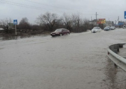 В Карагандинской области талыми водами затопило дорогу