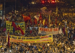 В Бразилии на митинги против коррупции вышли сотни тысяч людей