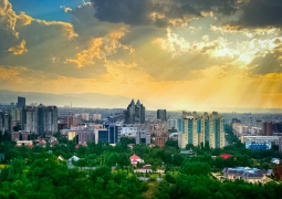 Н.Назарбаев: Алматы - полиэтнический город с дружным населением