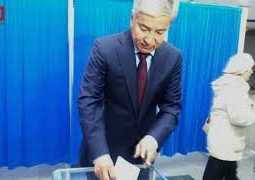 На выборах Имангали Тасмагамбетову подарили утюг
