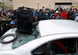 Власти Балтимора объявили комендантский час в разграбляемом городе (ВИДЕО)