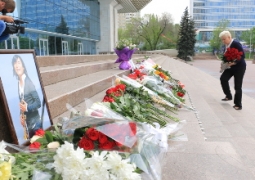 В память о Батырхане Шукенове алматинцы возложили цветы возле Дворца Республики