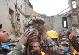 В Непале спасатели извлекли 4-месячного ребенка, находившегося под обломками двое суток