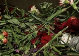 Цветы, свечи и портреты Батырхана Шукенова выкинули в мусорный контейнер в Алматы