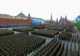 Нурсултан Назарбаев находится на Красной площади в Москве, где проходит военный парад в честь 70-летия Победы