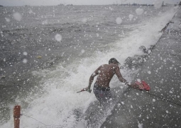 Филиппины накрывает тайфун с порывами ветра свыше 300 км/ч (ВИДЕО)