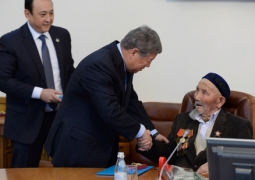 Ветераны получили от акима Алматы ключи от несуществующих квартир