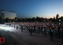 День рождения БАТЫРА: тысячи поклонников собрались у Дворца Республики в Алматы