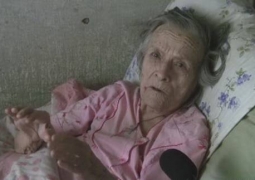 80-летняя парализованная женщина объявила голодовку в Алматы
