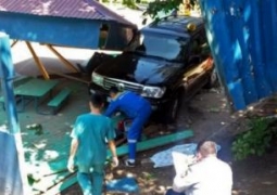 Внедорожник влетел в забор детсада в Алматы, погиб пятилетний ребенок