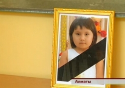 В Алматы простились с 5-летней Каусар, погибшей в детсаду под колесами джипа