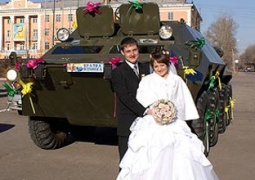 "В ЗАГС на танке" предлагают свадебные агентства в России