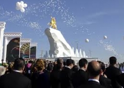 Золотая статуя президента Туркменистана открыта в Ашхабаде