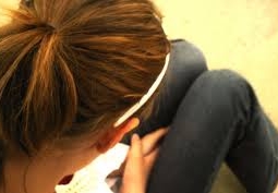 Трое мужчин изнасиловали школьницу в ЮКО, после чего она попыталась покончить с собой