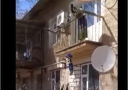 Малолетнего ребенка сбросили с балкона (ВИДЕО)