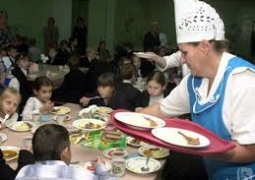 Нурсултана Назарбаева просят вернуть бесплатные обеды в школьных столовых