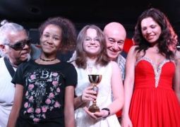 Юная певица из Казахстана победила на международном конкурсе "Золотая нота"
