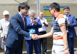 Куандык Бишимбаев вручил ключи от новых квартир вкладчикам Жилстройсбербанка в Кызылорде