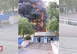 Крупный пожар в девятиэтажной поликлинике Тараза, люди прыгают из окон (ВИДЕО)
