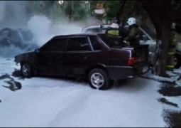 В алматинском дворе сгорели четыре авто