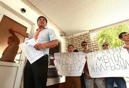В Алматы прошел митинг против убийства казахстанца узбекскими пограничниками