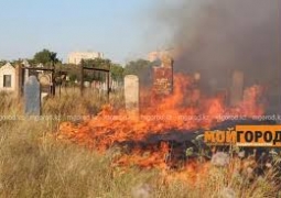Пожар на кладбище Уральска: огонь полностью уничтожил более ста могил (ВИДЕО)