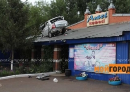 Машина, уходя от преследования полиции, залетела на крышу кафе в Уральске (ВИДЕО)