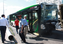 До 30 человек пострадали в ДТП с участием автобуса в Астане (ВИДЕО)