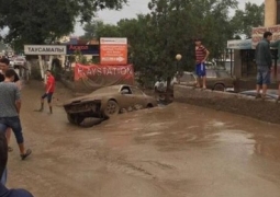 Пассажиры попавшей в селевой поток легковушки чудом выжили в Алматы (ВИДЕО)