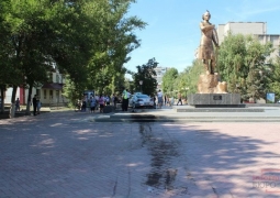 В Уральске депутат маслихата врезался в памятник Маншук Маметовой и обматерил журналиста