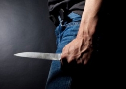 Мужчина из-за места на парковке угрожал ножом иностранцу в Алматы
