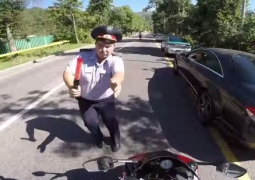 В Алматы сотрудник дорожной полиции остановил мотоциклиста на ходу (ВИДЕО)