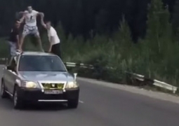 В Алматы наказали водителя, прокатившего на крыше Honda трех парней