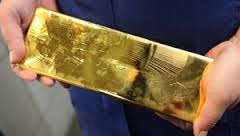Девушка нашла в озере слиток золота в Германии