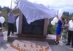Погибшим жителям Акмолинской области в авиакатастрофе под Алматы открыли памятник в Кокшетау