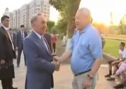 Нурсултан Назарбаев гуляет по набережной Астаны (ВИДЕО)