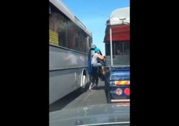 В Алматы сняли на видео нападение кондуктора автобуса на водителя авто (ВИДЕО)