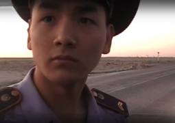 В Жанаозене полицейские едва не разбили видеокамеру водителя (ВИДЕО)