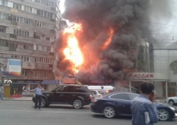 В Алматы сгорела донерная и часть пассажа "Silk way" (ВИДЕО)