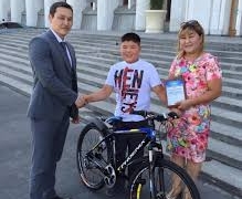 Акимат подарил Диасу Аубакирову велосипед за помощь при расчистке последствий селя в Алматы