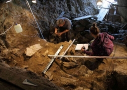 В России в алтайской Страшной пещере нашли 50-тысячелетние останки людей