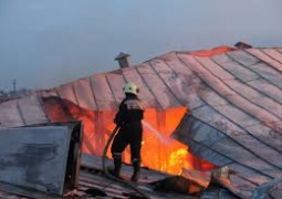 Кровля цеха сгорела в Алматы, площадь пожара составила 200 кв.м.