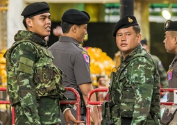 Неизвестный бросил бомбу в толпу людей в Таиланде (ВИДЕО)