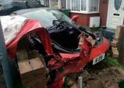 Мужчина разбил арендованный суперкар Ferrari за 220 тысяч евро в Англии