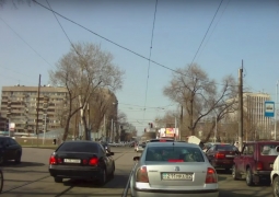 Полицейские Алматы хотели столкнуть лбами активиста и нарушителя?