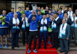 Адильбек Джаксыбеков вручил памятный кубок футболистам «Астаны»