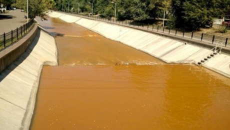 Власти Алматы объяснили оранжевый цвет реки Есентай